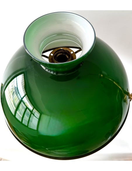 Original lampara de techo de época modernista tipo de billar de latón y opalinas.