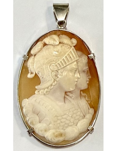 Cammeo intagliato con montatura d'argento del XIX secolo.