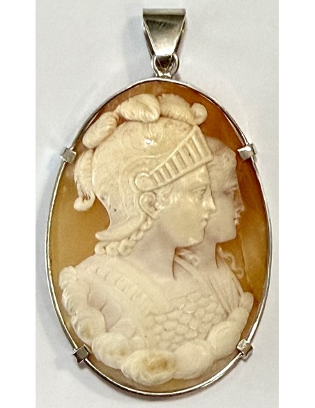 Cammeo intagliato con montatura d'argento del XIX secolo.