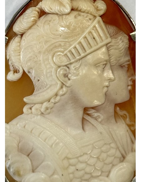 Cammeo intagliato, con figure classiche e montatura in argento del XIX secolo.