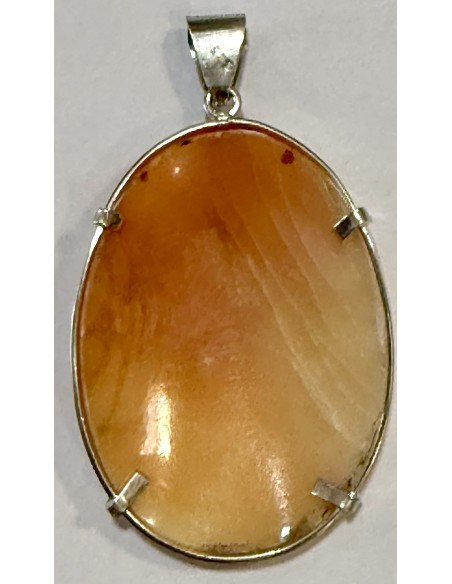 Cammeo intagliato, con figure classiche e montatura in argento del XIX secolo.