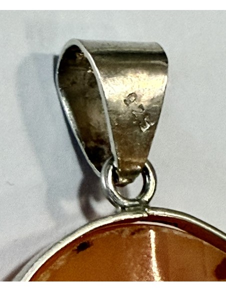 Cammeo intagliato, con figure classiche e montatura in argento del XIX secolo.