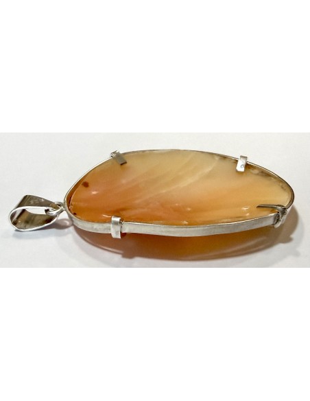 Cammeo intagliato, con figure classiche e montatura in argento del XIX secolo.