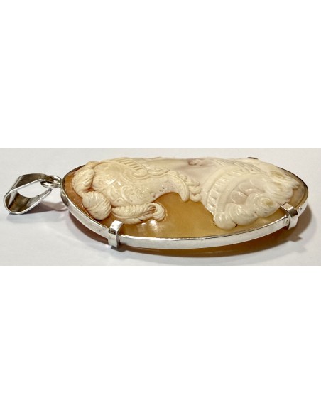 Cammeo intagliato, con figure classiche e montatura in argento del XIX secolo.