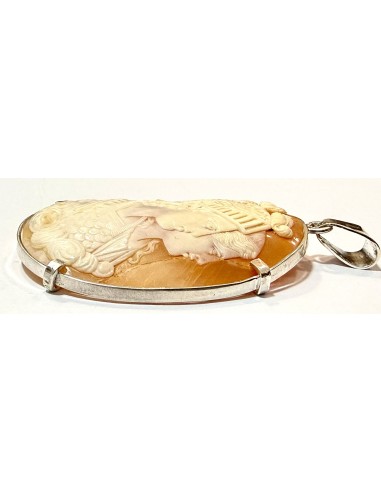 Cammeo intagliato, con figure classiche e montatura in argento del XIX secolo.