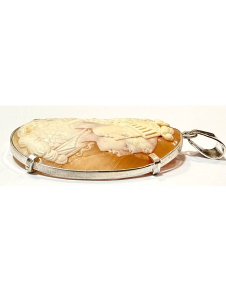 Cammeo intagliato, con figure classiche e montatura in argento del XIX secolo.