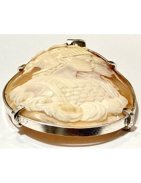Cammeo intagliato, con figure classiche e montatura in argento del XIX secolo.