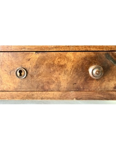 Modelo de comoda en miniatura del siglo XIX en madera de nogal.