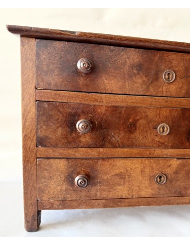 Modelo de comoda en miniatura del siglo XIX en madera de nogal.
