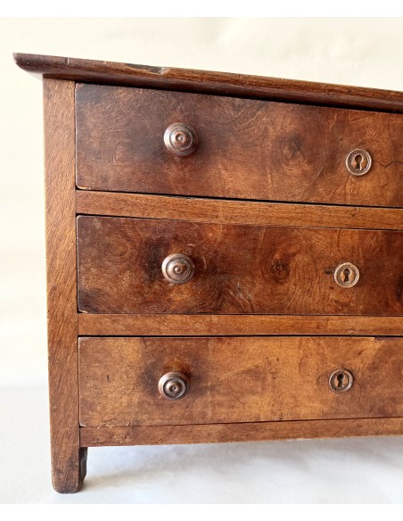 Modelo de comoda en miniatura del siglo XIX en madera de nogal.