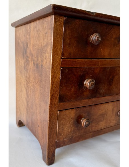 Modelo de comoda en miniatura del siglo XIX en madera de nogal.