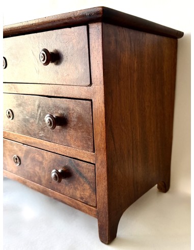 Modelo de comoda en miniatura del siglo XIX en madera de nogal.