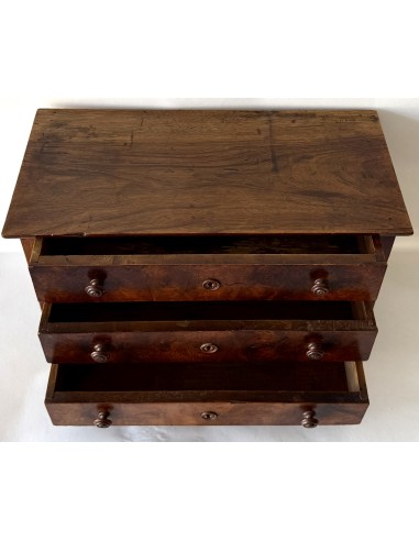 Modelo de comoda en miniatura del siglo XIX en madera de nogal.