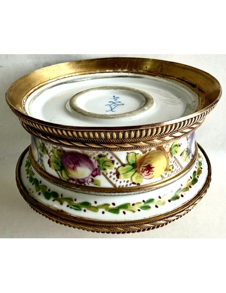 Tintero de porcelana de Sèvres del siglo XVIII marcado en la base