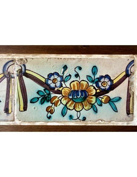 Conjunto de tres azulejos valencianos del siglo XVIII flores.