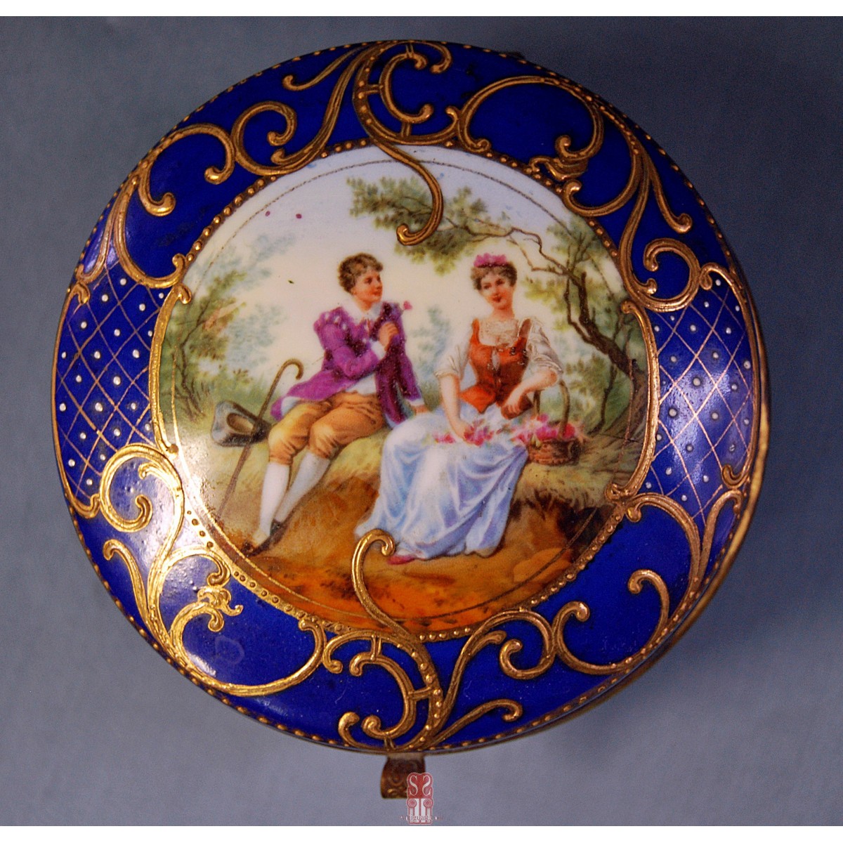 Cajita redonda, cerámica de Sevres.