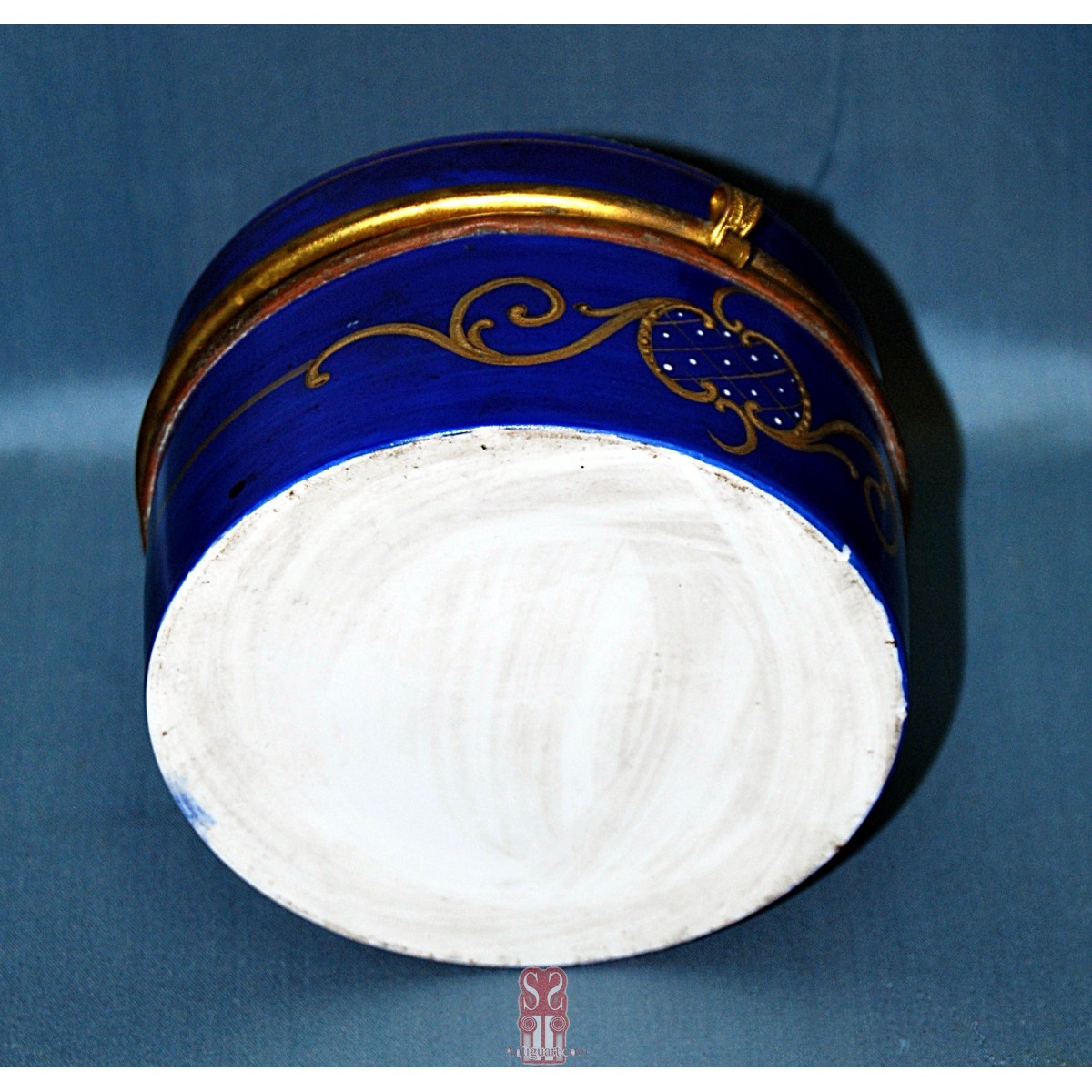 Cajita redonda, cerámica de Sevres.