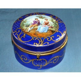 Round box, Sevres porcelain, nineteenth century.