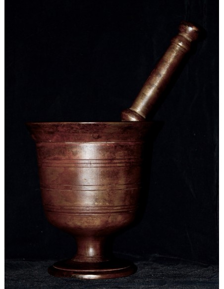 Mortero de bronce del siglo XVIII