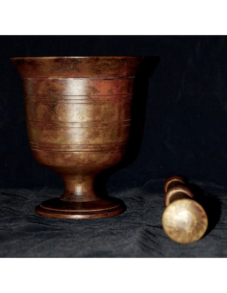 Mortero de bronce del siglo XVIII